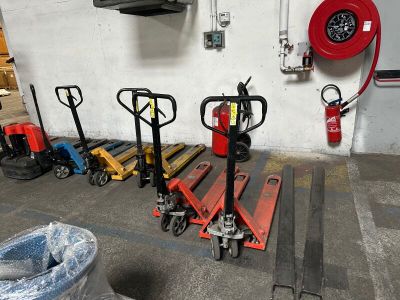 Il y a de nombreux types de palettes différents dans ce garage