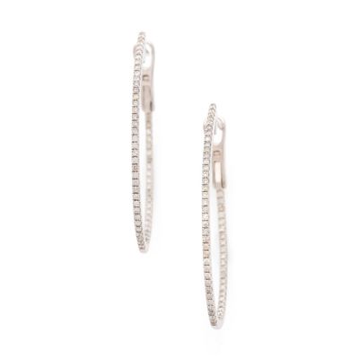une paire de boucles d'oreilles en diamant sur fond blanc