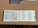 un passeport et un billet posés sur une table