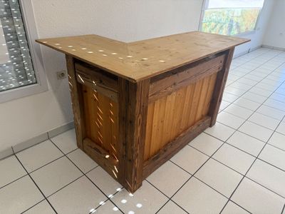 un comptoir en bois dans une pièce carrelée