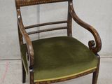 une chaise verte avec une structure en bois et une assise verte