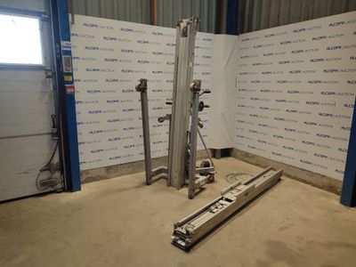 une photo d'une machine dans un bâtiment, avec un mur en arrière-plan