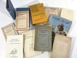 un grand nombre de livres posés sur une table