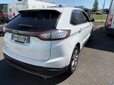 une voiture blanche garée dans un parking