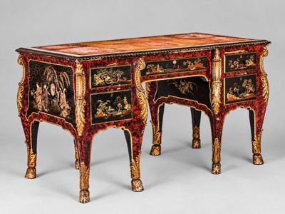 une photo d'un très beau bureau avec de nombreux tiroirs