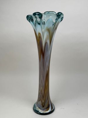 un vase en verre posé sur une table