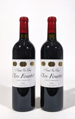 deux bouteilles de vin rouge posées l'une à côté de l'autre sur une surface blanche