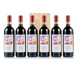 quatre bouteilles de vin sont alignées devant une caisse en bois
