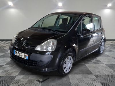 la photo d'une petite voiture noire garée dans un garage