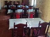 de nombreuses tables et chaises dans un restaurant au sol carrelé de rouge