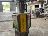 une machine qui se trouve au milieu d'un bâtiment