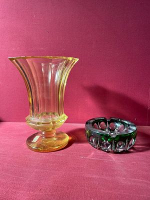 deux vases en verre posés sur une surface rose