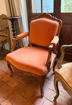 une chaise qui se trouve devant une fenêtre