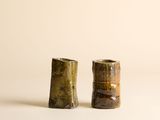 deux petits vases posés sur une table