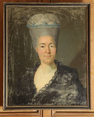 portrait d'une femme portant un chapeau bleu et une robe noire