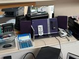 un bureau sur lequel se trouvent deux ordinateurs et une imprimante