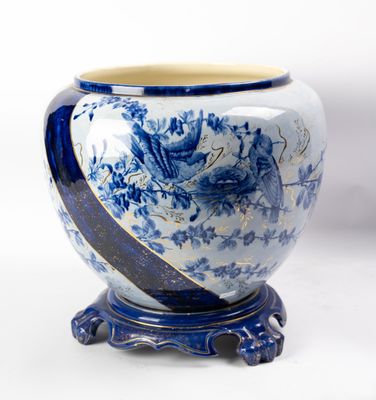 Ecole française fin XIXe, Grand cache pot en porcelaine émai…