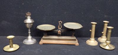 de nombreux objets en laiton posés sur une table noire