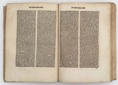 un livre ouvert dont une page contient du texte