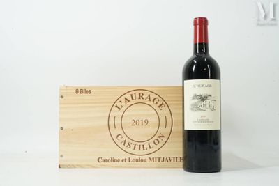 une bouteille de vin posée à côté d'une caisse en bois
