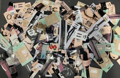 une pile de produits de maquillage posée sur une table