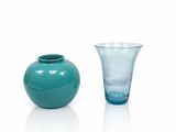 deux vases posés l'un à côté de l'autre sur une surface blanche