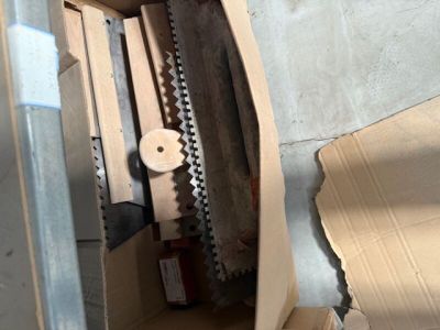 une machine qui découpe un morceau de carton à l'aide d'une scie