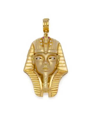 un gros plan d'un pendentif représentant une tête de pharaon en or sur fond blanc