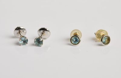 trois paires de boucles d'oreilles à clous ornées de topazes bleues et de topazes blanches