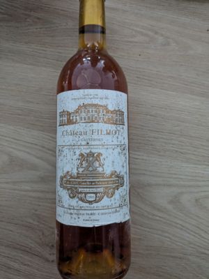 une bouteille de vin posée sur une table