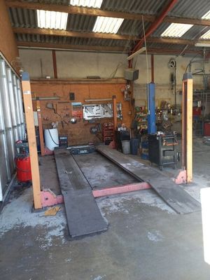 une photo d'un garage où il y a beaucoup de travaux en cours