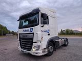 un camion blanc garé dans un parking