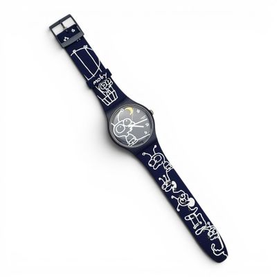La montre est bleue et blanche, avec des motifs noirs et blancs.