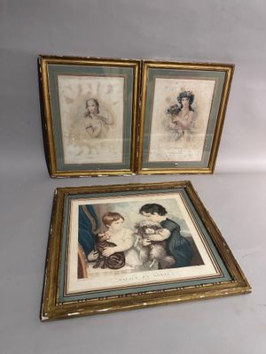 trois photos encadrées représentant une femme tenant un bébé et un enfant