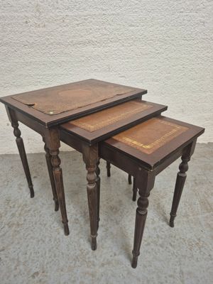 paire de tables gigognes anciennes en bois, aux pieds tournés