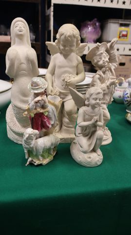 Ensemble de 2 sujets en plâtre, 2 en porcelaine, 1 minéral