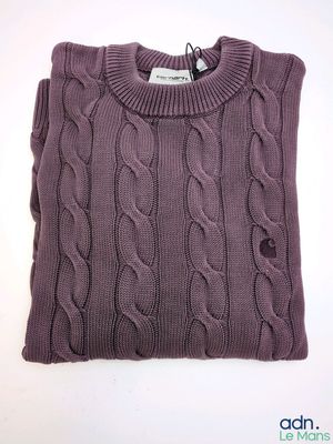 Le pull est violet et présente un motif torsadé.