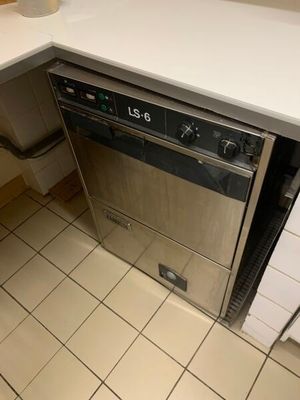 une photo d'une cuisine équipée d'un lave-vaisselle et de toilettes
