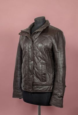 une veste en cuir marron sur un mannequin, un mannequin, un mannequin, un mannequin, un mannequin, un mannequin, un mannequin, un mannequin, un mannequin, un mannequin, un mannequin, un mannequin, un mannequin, un mannequin, un mannequin, un mannequin, un mannequin, un mannequin, un mannequin, un mannequin, un mannequin, un mannequin, un mannequin, un mannequin, un mannequin, un mannequin, un mannequin, un mannequin, un mannequin, un mannequin, un mannequin, un mannequin,