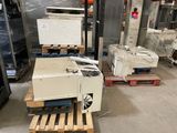 une machine posée sur une palette dans un entrepôt