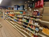 un chien qui se tient dans l'allée d'un magasin