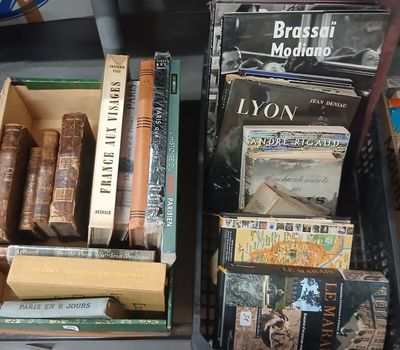 plusieurs livres sont empilés sur une étagère