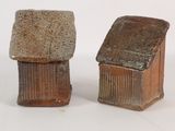 deux pièces de poterie posées l'une à côté de l'autre sur une surface blanche