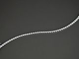 gros plan d'un bracelet en diamant sur une surface noire