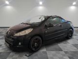 la photo d'une voiture noire garée dans un garage