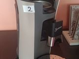 une cafetière posée sur une table