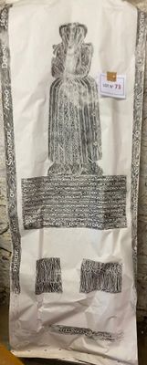 un sac sur lequel est dessiné une femme assise sur un banc