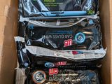 trois paquets de lingettes pour tableau de bord « U S » dans une boîte en carton