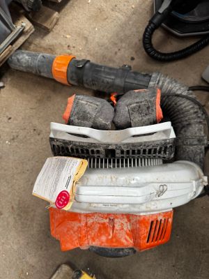 une image montrant un tas d'outils éparpillés par terre