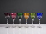 six verres à vin alignés sur une table